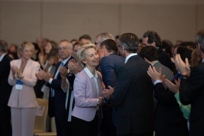 El presidente del Gobierno, Pedro Sánchez, besa a la presidenta de la Comisión Europea, Ursula von der Leyen, en la XXXVII Reunió Cercle d'Economia.