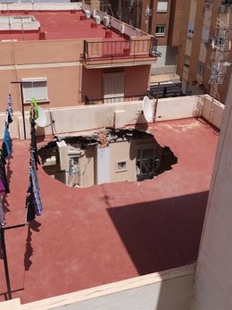 Cubierta desplomada en un edificio de El Tagarete, en Almería.