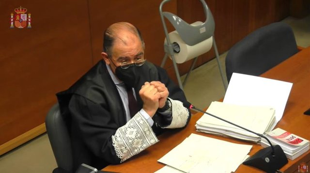 El fiscal en el caso de las filtraciones en las oposiciones de bomberos, Luis Ortega, durante su informe de conclusiones en la Audiencia de Valladolid en la última jornada del juicio.