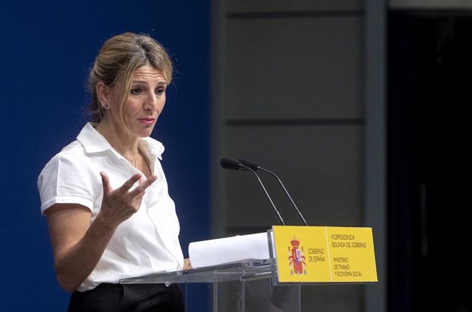 La vicepresidenta segunda y ministra de Trabajo y Economía Social, Yolanda Díaz, comparece tras una reunión con los responsables de las asociaciones de autónomos UPTA, ATA y Uatae, en la sede del Ministerio, a 6 de mayo de 2022, en Madrid (España). 