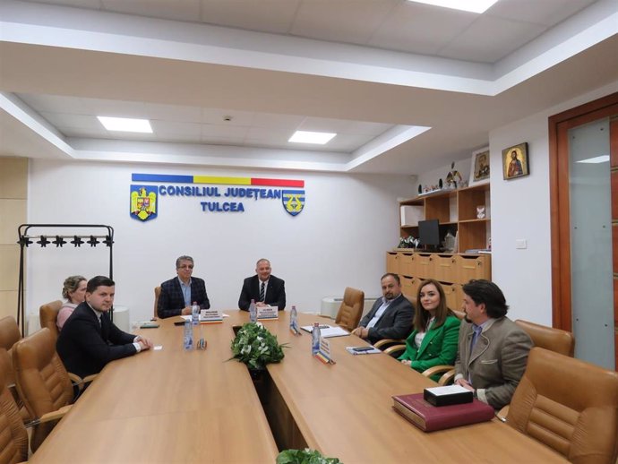 El delegado del Govern en el Sureste de Europa, Erick Hauck, en una reunión con autoridades del condado rumano de Tulcea.
