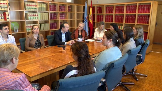 Familiares de los marineros desaparecidos en el naufragio del 'Villa de Pitanxo' se reúnen con la Valedora do Pobo, María Dolores Fernández Galiño.