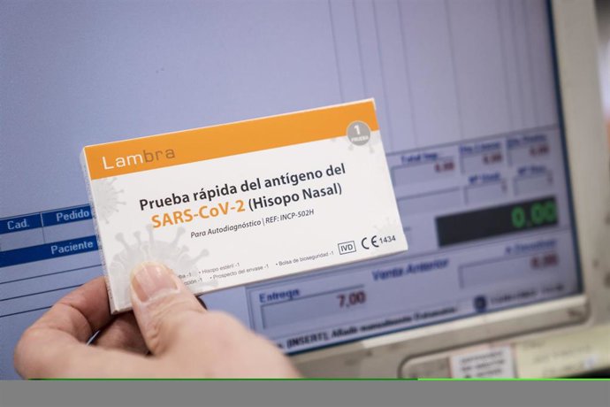 Archivo - Una prueba rápida del antígeno del por SARS-CoV-2  
