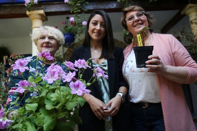 La presidenta del Instituto Municipal de Gestión Medio Ambiental de Córdoba (Imgema), Cintia Bustos, con cuidadores de los patios.