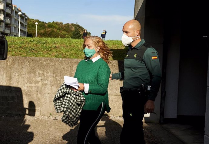 Archivo - Carmen Merino, la acusada por el crimen del cráneo de Castro Urdiales, sale custodiada por agente de la Guardia Civil a su salida del Juzgado de Instrucción número 3 de Castro Urdiales, Cantabria (España), a 13 de noviembre de 2020