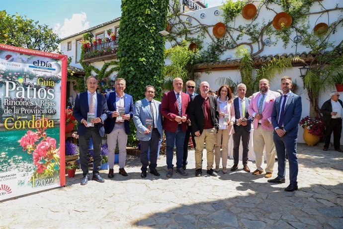 El presidente de la Diputación de Córdoba, Antonio Ruiz (cuarto por la dcha.), en la presentación de la 'Guía de los Patios de la Provincia 2022' editada por 'El Día de Córdoba'.