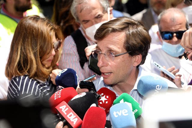 El alcalde de Madrid, José Luis Martínez-Almeida, responde a los medios minutos después de una explosión en una vivienda del barrio Salamanca, a 6 de mayo de 2022