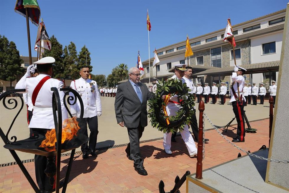 El almirante y el presidente de la UCAM en el homenaje a los caídos con el que concluye el acto de la jura de bandera