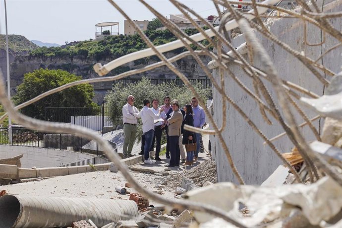 El presidente de la Diputación visita la obra de demolición parcial de una residencia en Sorbas (Almería).