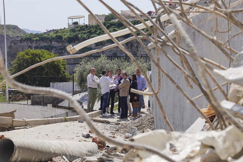El presidente de la Diputación visita la obra de demolición parcial de una residencia en Sorbas (Almería).