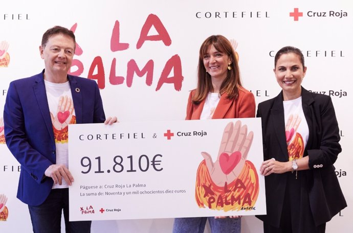 Entrega del cheque de la campaña X La Palma de Cortefiel a Cruz Roja