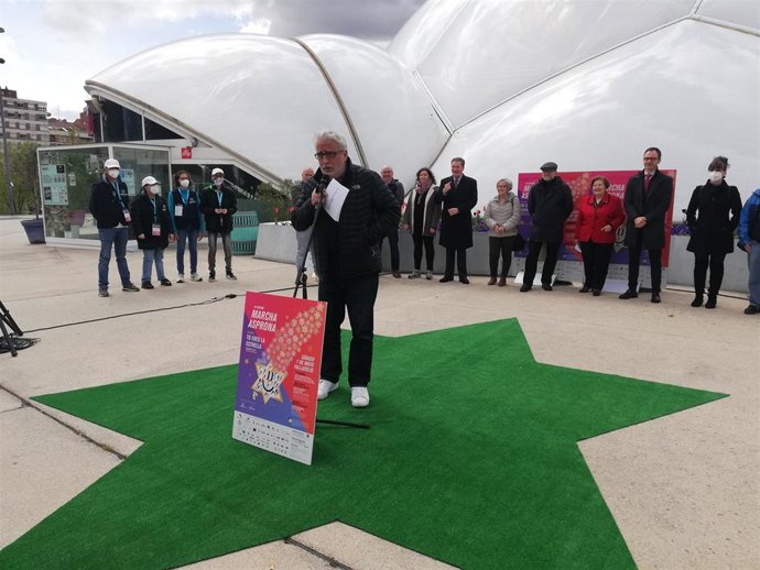 El humorista Leo Harlem en la presentación de la 45 marcha Asprona que tendrá lugar el 7 de mayo