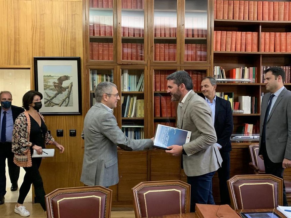 El consejero Antonio Luengo saluda al secretario de Estado, Hugo Morán, al comienzo del encuentro.