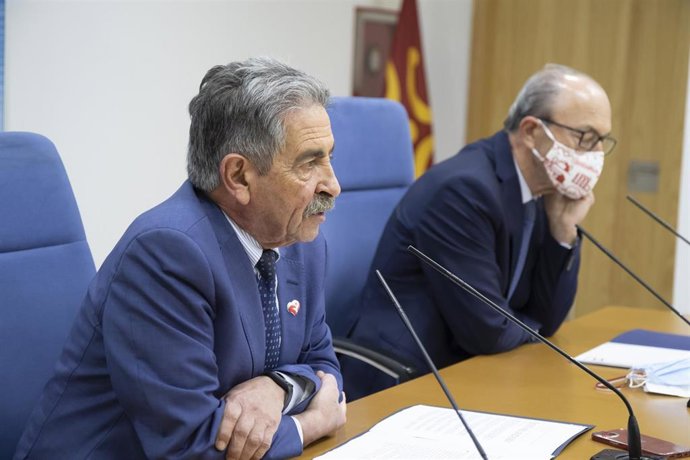 Archivo - El presidente de Cantabria, Miguel Ángel Revilla, y el consejero de Industria, Javier López Marcano, en una rueda de prensa