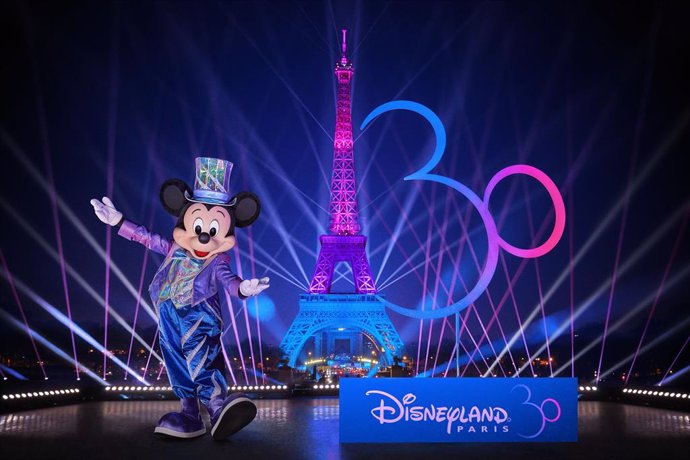 La Torre Eiffel se ilumina con los colores oficiales del 30 aniversario de Disneyland Paris