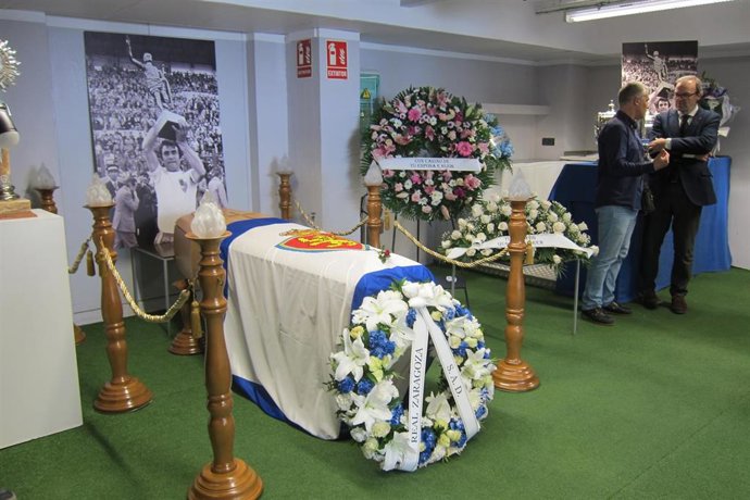 El presidente en funciones del Real Zaragoza, Fernando Sainz de Varanda, y el hijo de José Luis Violeta, en la capilla ardiente del exfutbolista del Real Zaragoza, en el estadio de la Romareda.