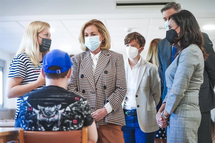 La consejera de Familia, Juventud y Política Social, Concepción Dancausa,visita uno de estos centros, situado en Colmenar Viejo, que acoge a 55 personas con trastorno mental