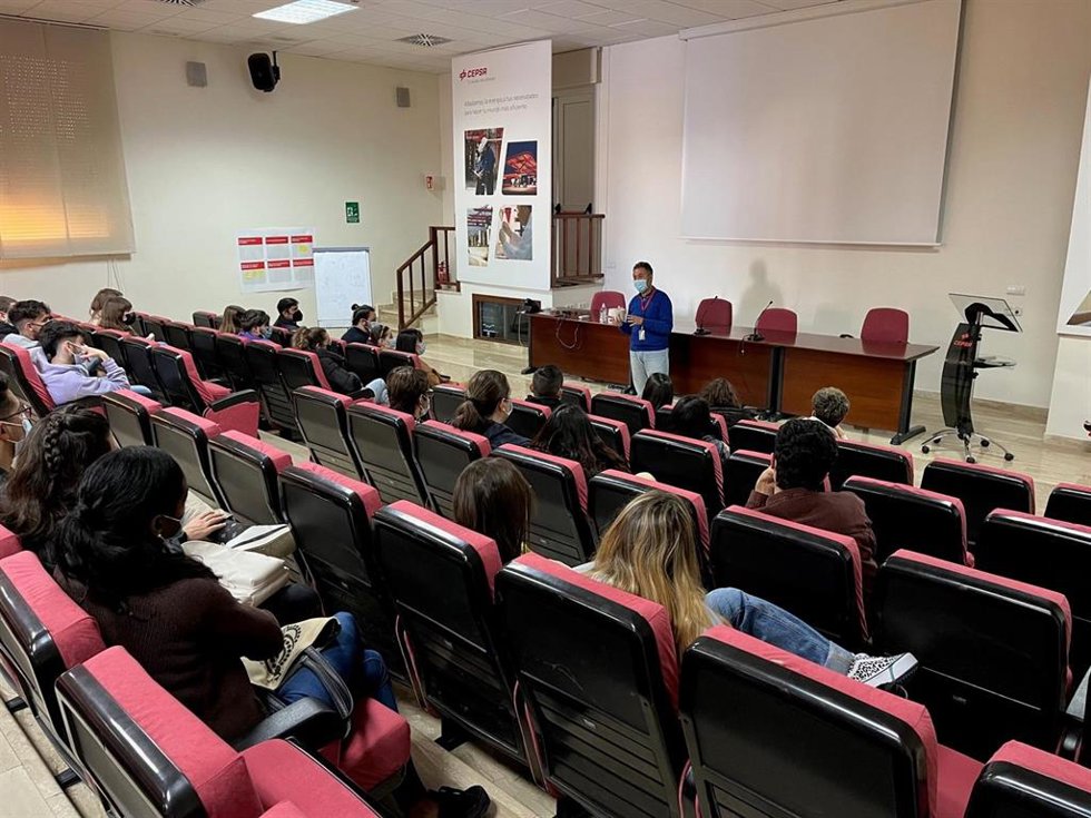 Cepsa destaca el "compromiso" de los profesionales del Parque Energético con la formación de los más jóvenes