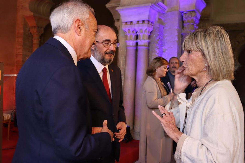 El presidente del Gobierno de Aragón, Javier Lambán; el presidente de las Cortes autonómicas, Javier Sada; y Ana Larraz, viuda de Manuel Giménez Abad.