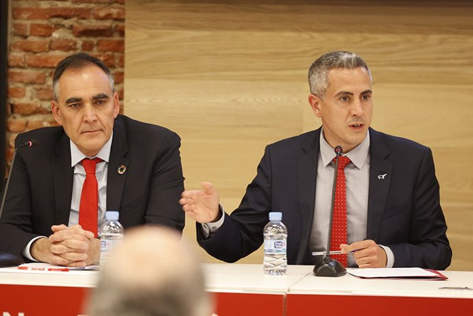 El vicepresidente, Pablo Zuloaga (d), y el consejero de Sanidad, Raúl Pesquera (i), asisten a la jornada de presentación del Máster en Dirección y Gestión de la Innovación en Salud (MINDS)