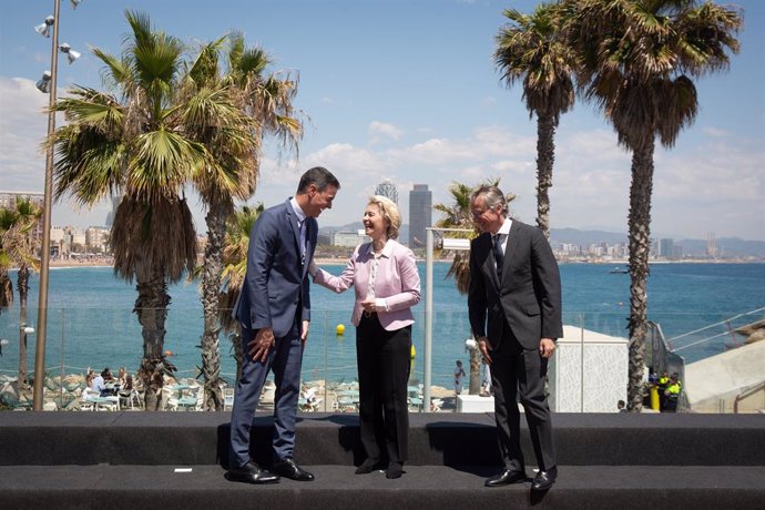 La presidenta de la Comissió Europea, Ursula von der Leyen, al costat del president del Govern central, Pedro Sánchez, i el president del Cercle d'Economia, Javier Faus