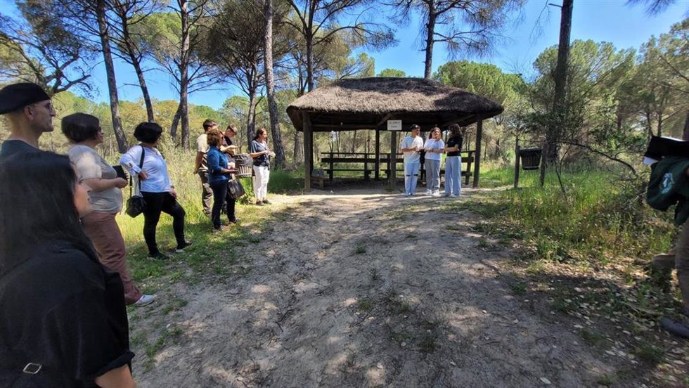 La delegada de Educación y Deporte de la Junta en Huelva, Estela Villalba, acompaña al alumnao del IES Doñana de Almonte (Huelva).