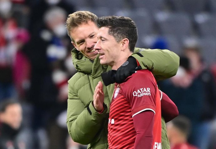 Archivo - El entrenador del Bayern de Múnich, Julian Nagelsmann, abraza al delantero polaco Robert Lewandowski tras un partido de la Bundesliga ante el Arminia Bielefeld. 