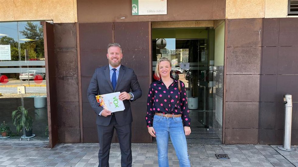 El portavoz municipal de Vox, ante el juzgado de guardia de Dos Hermanas.