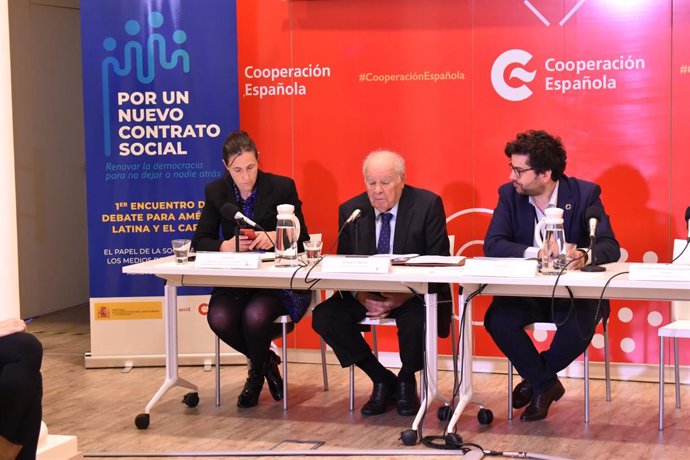 El director de AECID, Antón Leis, y el antiguo titular de la SEGIB Enrique Iglesias durante un debate en Montevideo
