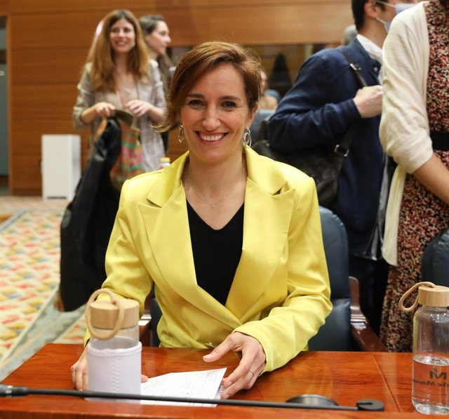 La portavoz de Más Madrid en la Asamblea de Madrid, Mónica García, posa en una sesión plenaria en la Asamblea de Madrid, a 21 de abril de 2022, en Madrid (España). El Grupo Parlamentario de Vox en la Asamblea de Madrid tiene la llave este jueves en el Ple