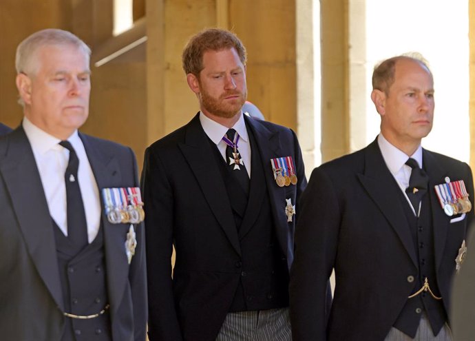 Archivo - 17 April 2021, United Kingdom, Windsor: Prince Harry (C), Prince Andrew (L) und Prince Edward, arrive at the St George's Chapel at Windsor Castle, to attend the funeral of Prince Philip, the Duke of Edinburgh. Photo: Chris Jackson/PA Wire/dpa
