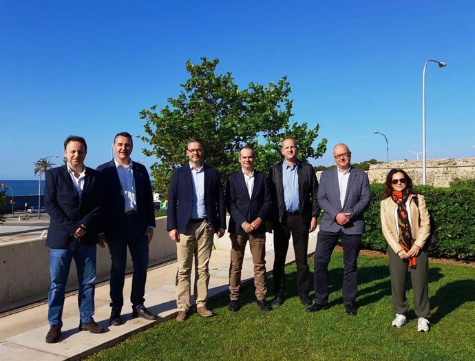 El alcalde de Palma, José Hila,  el regidor de Movilidad Sostenible, Francesc Dalmau, y el gerente de la EMT Palma, Mateu Marcús, han recibido al responsable de la EMT de Málaga, Francisco Ramírez, y al de DBus, Javier Vallejo.