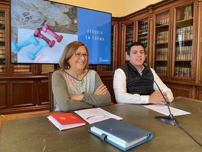 La concejala de Deportes Marián Rueda y el monitor de la actividad Carlos Muñoz.