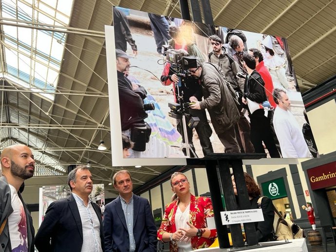 La exposición "Alicante, plató de cine" muestra 17 imágenes de rodajes de películas y series en la ciudad