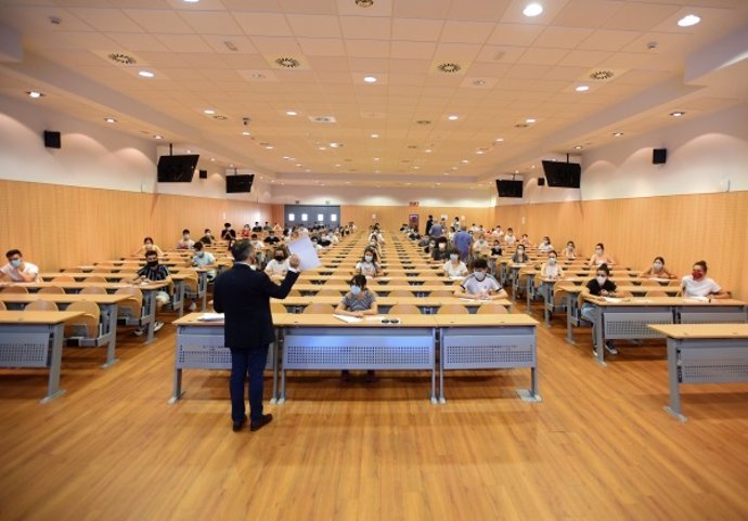 Archivo - Estudiantes realizando los exámenes de la PEvAU en Córdoba el pasado año 2021.