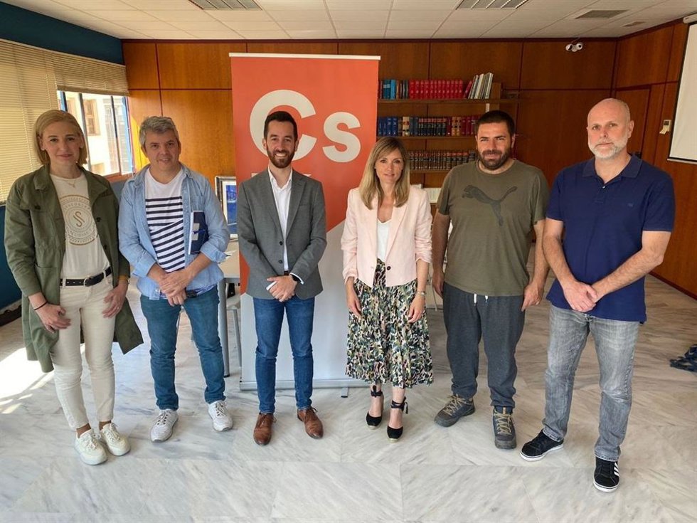 La coordinadora autonómica de Cs Baleares y portavoz del grupo parlamentario, Patricia Guasp, se reúne con el delegado territorial de Simebal Ibiza, Antonio Pallicer y representantes de los sindicatos USAE y Fs-TES