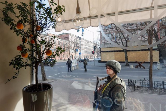 Archivo - Un soldado ucraniano en la calle en Kiev, Ucrania.