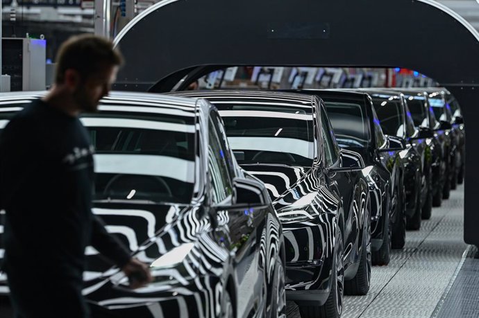 Archivo - FILED - 22 March 2022, Brandenburg, Gruenheide: Model Y electric vehicles are seen on a conveyor belt during the opening of the Tesla factory Berlin Brandenburg. Photo: Patrick Pleul/dpa-Zentralbild POOL/dpa