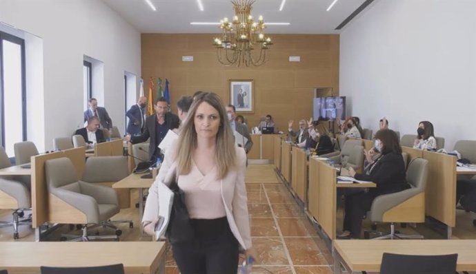 La diputada provincial de Cs, María Ponce, abandona el Pleno de la Diputación de Huelva.