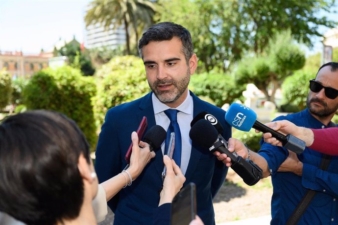El alcalde de Almería, Ramón Fernández-Pacheco, atiende a los medios de comunicación.