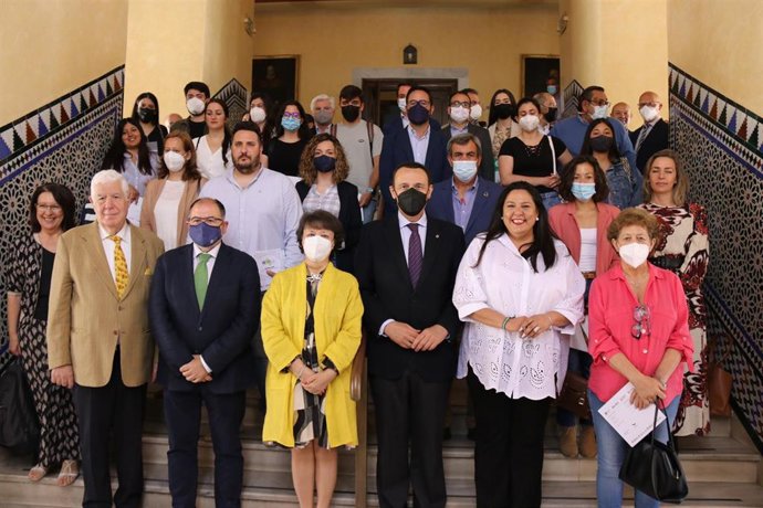 Autoridades y estudiantes en la entrega de credenciales del programa Campus Rural.