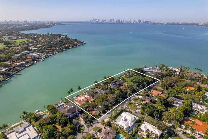 The Jills Zeder Group of Coldwell Banker Realty list 18 La Gorce Circle for $170 million. Photo credit: The Jills Zeder Group/1 Oak Studios