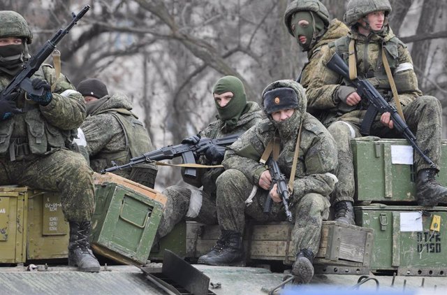 Archivo - Militares rusos son vistos en Armyansk, en la parte norte de Crimea, Rusia.
