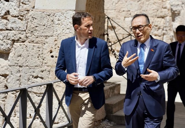 Conraado Íscar conversa con José María Liu en el Castillo de Peñafiel.