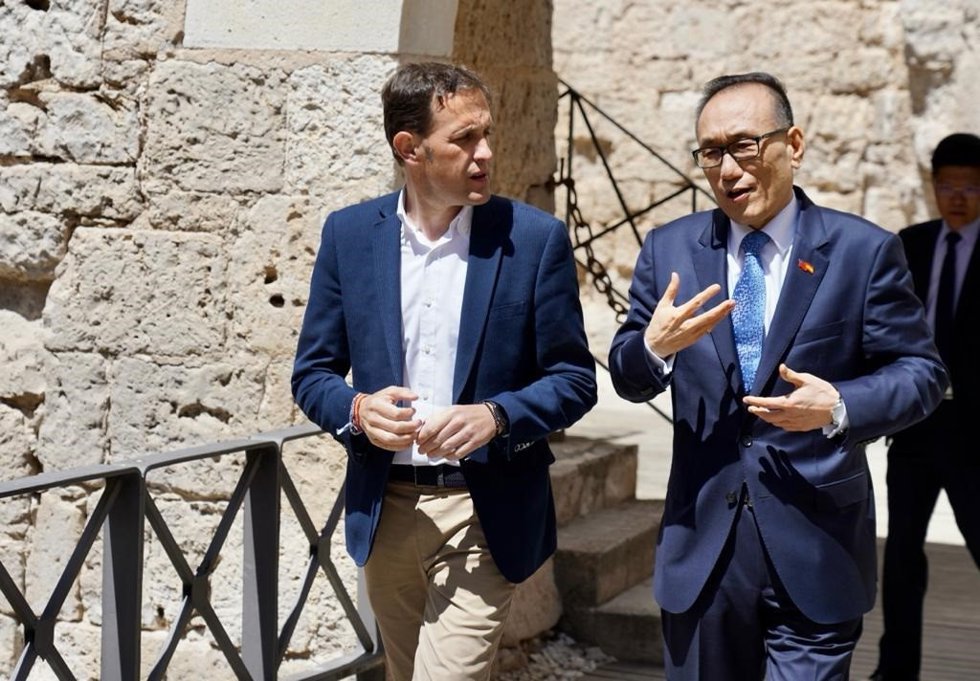 Conraado Íscar conversa con José María Liu en el Castillo de Peñafiel.