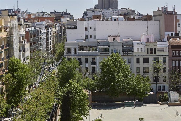 Un bombero trabaja en la vivienda del barrio Salamanca donde se ha registrado una explosión, a 6 de mayo de 2022, en Madrid (España). La deflagración, posiblemente de gas, ha ocurrido sobre las 13 horas en una vivienda en la calle General Pardiñas númer