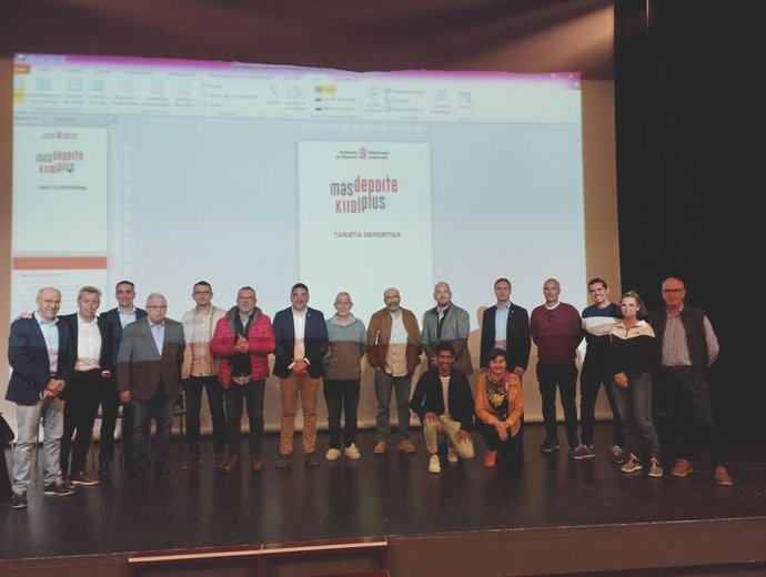 Miguel Pozueta, director gerente del Instituto Navarro del Deporte, con representantes de localidades de la Ribera que han participado en la reunión.