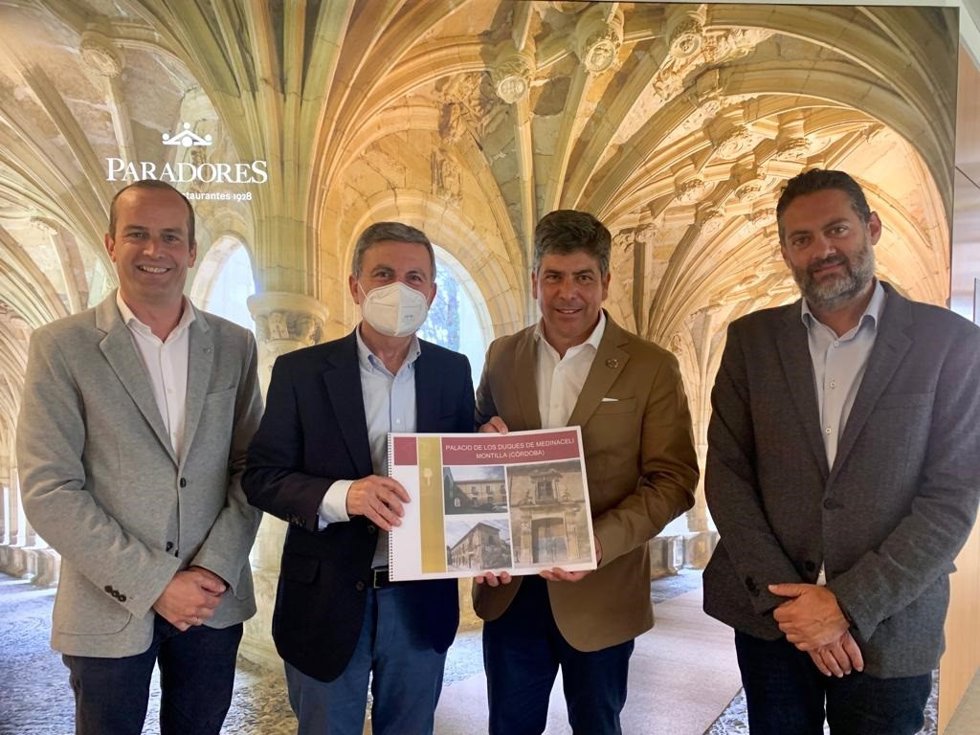Saura y Llamas (centro) muestran el proyecto hotelero para el el Palacio de Medinaceli de Montilla.