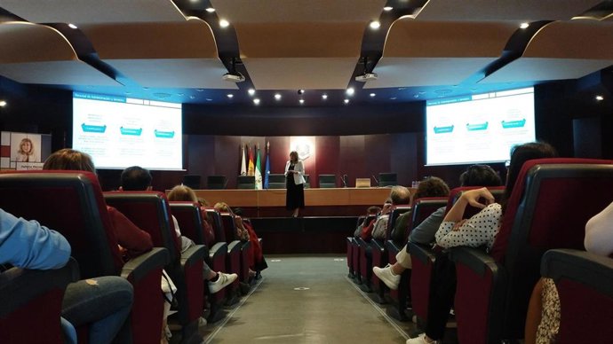Julieta Mérida (centro, al fondo), en su reunión con el PAS de la UCO.