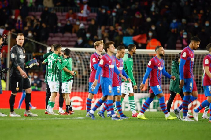 Archivo - Betis players celebrates the victory during the La Liga match between FC Barcelona and Betis at Camp Nou Stadium on December 04, 2021 in Barcelona.